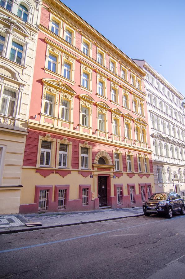 Churchill Apartments Прага Экстерьер фото